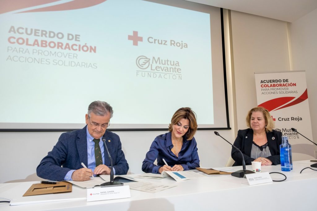 Firma del convenio entre Fundación Mutua Levante y Cruz Roja